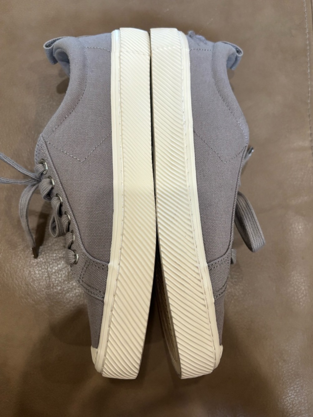 Cariuma Women’s Gray Canvas Low-Top minimalist Sneakers - Picture 3 of 7
